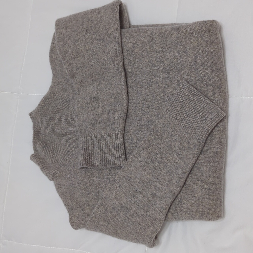 100% Wool Uniqlo Mock or Turtleneck Sweater Heather Grey - Small